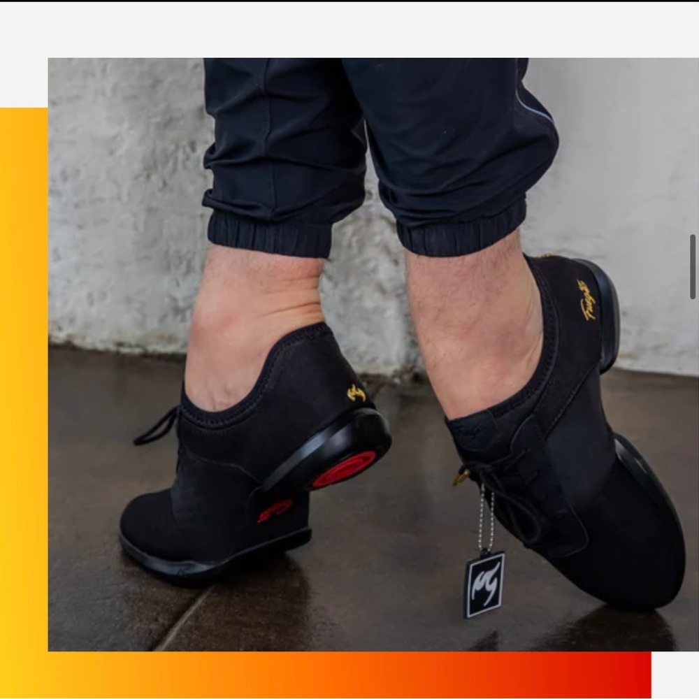 Fuego split sole dance sneaker. Size 5.5M